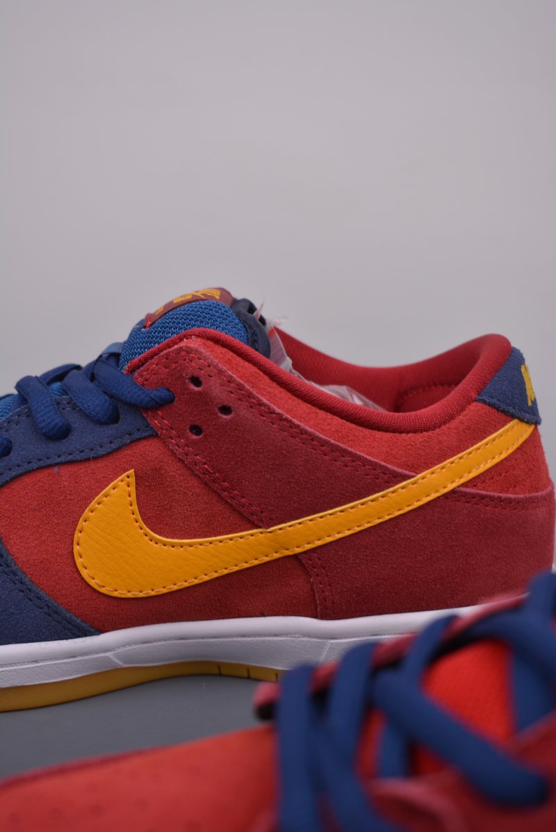 Nike SB Dunk Low view