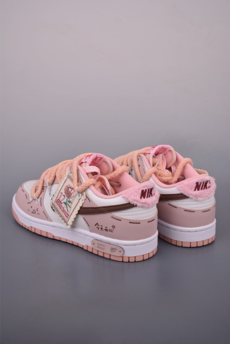 Nike SB Dunk Low 'Cherry Blossom Pink' view