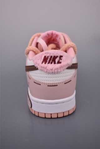 Nike SB Dunk Low 'Cherry Blossom Pink' view 4