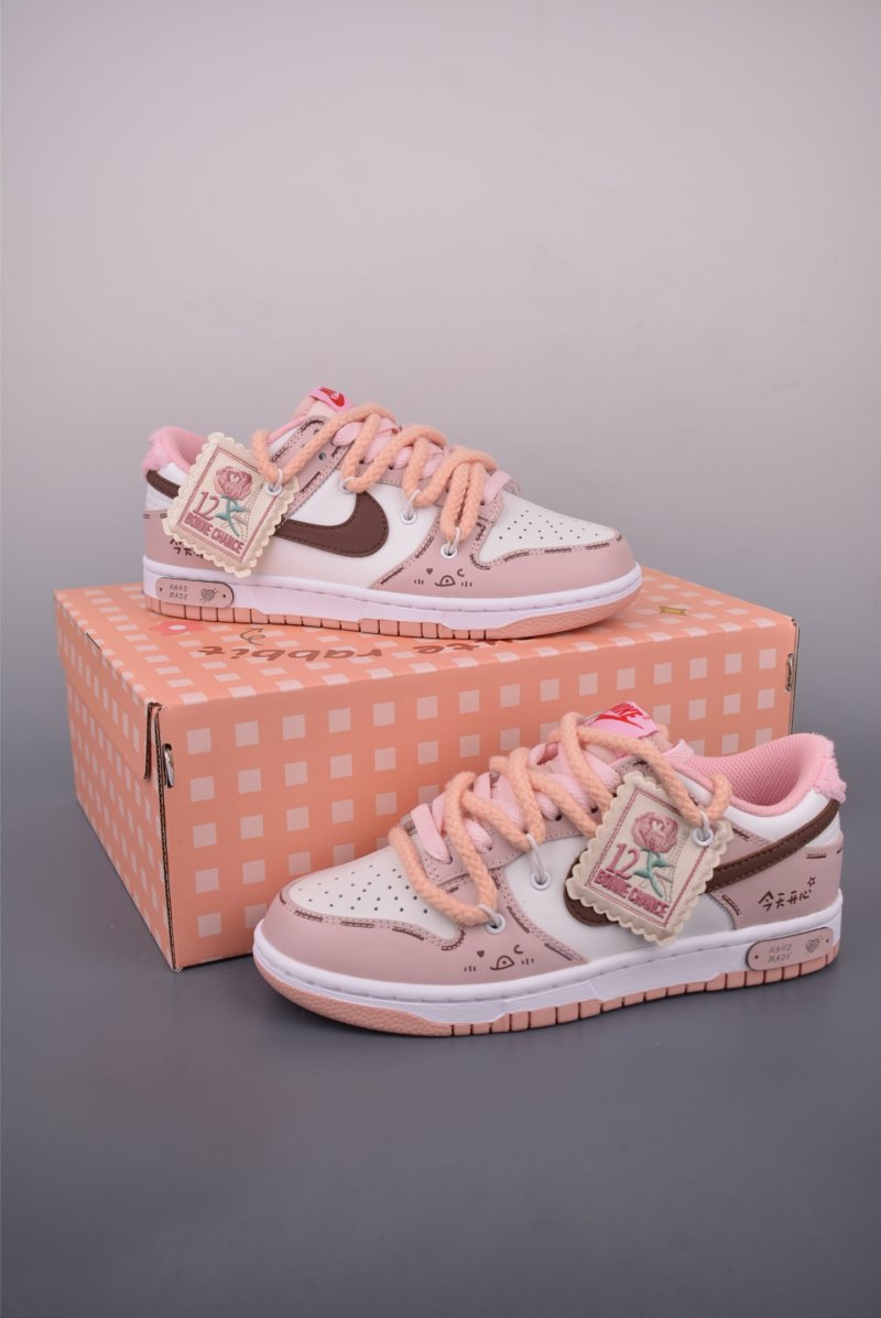 Nike SB Dunk Low 'Cherry Blossom Pink' view