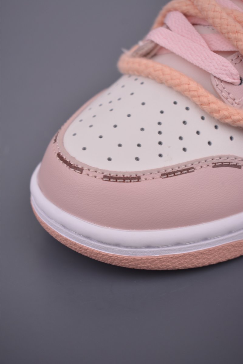 Nike SB Dunk Low 'Cherry Blossom Pink' view