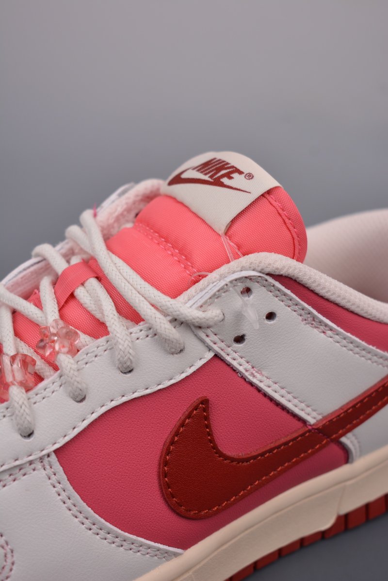 Nike SB Dunk Low view