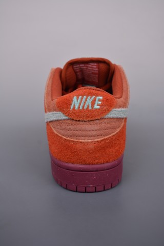 Nike SB Dunk Low view 4