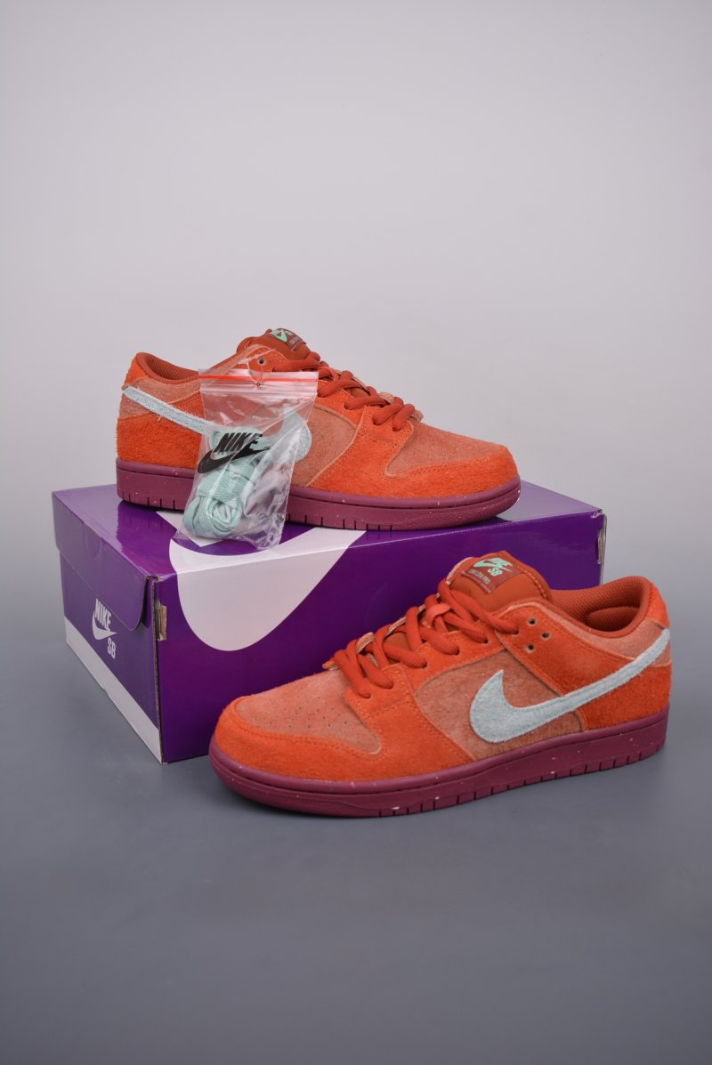 Nike SB Dunk Low view