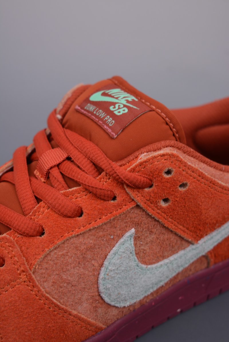 Nike SB Dunk Low view