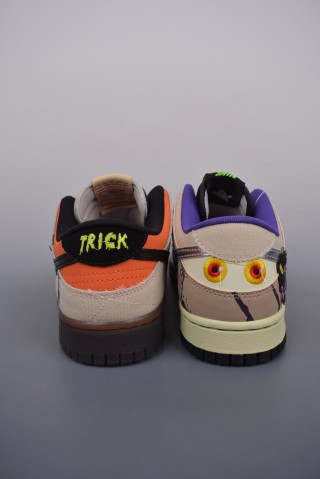 Nike SB Dunk Low view 4