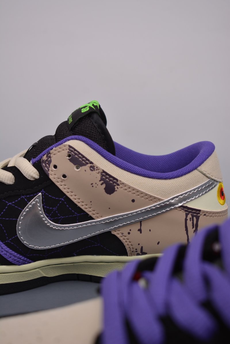 Nike SB Dunk Low view