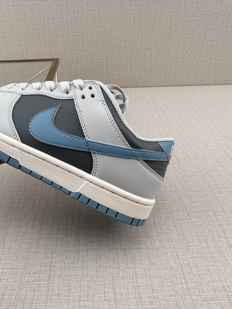 Nike SB Dunk Low view