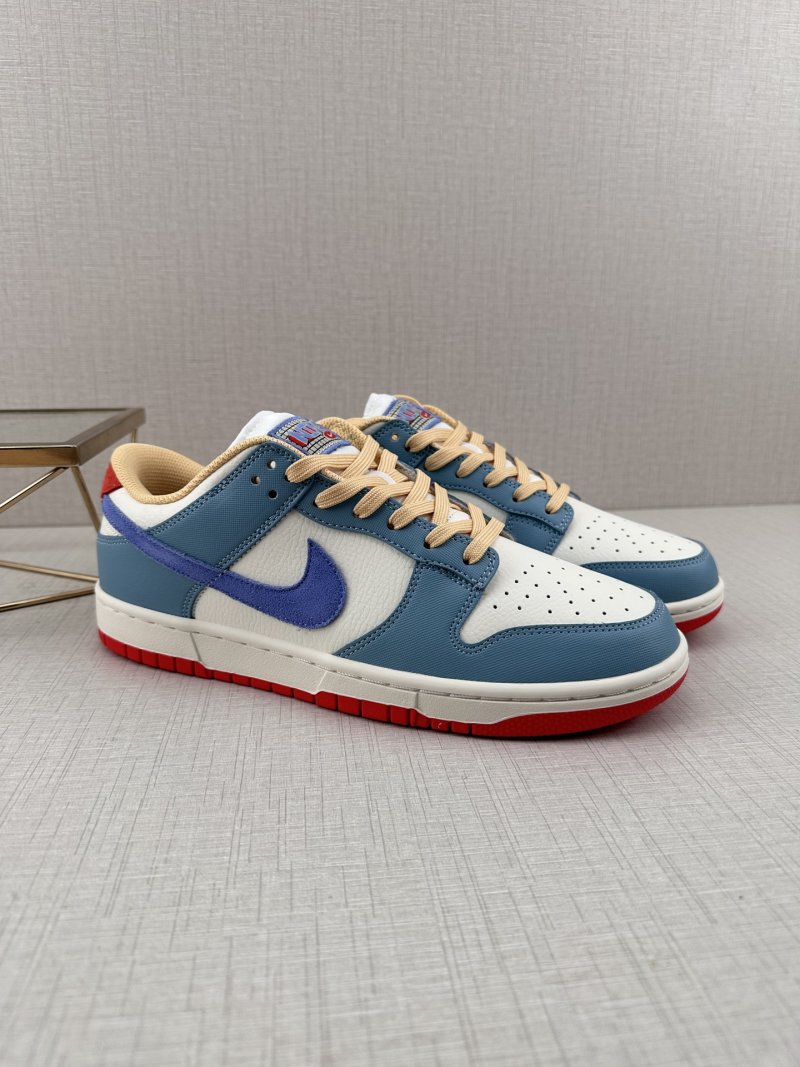 Nike SB Dunk Low view