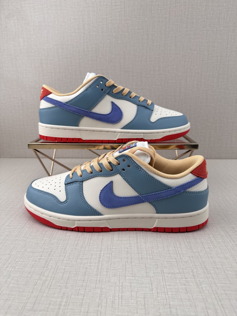 Nike SB Dunk Low view