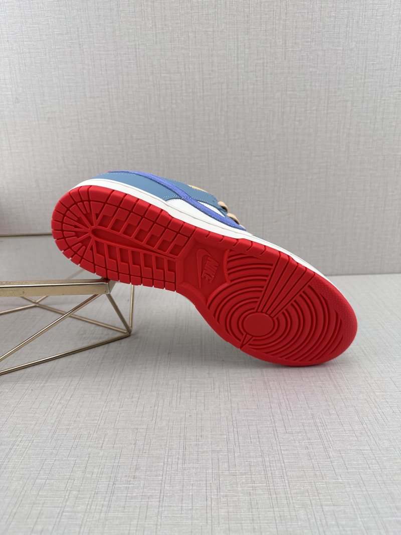 Nike SB Dunk Low view