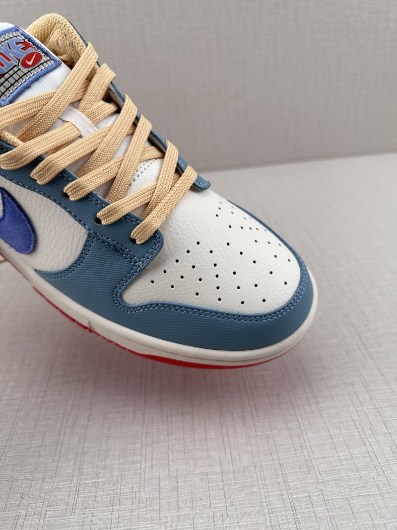 Nike SB Dunk Low view