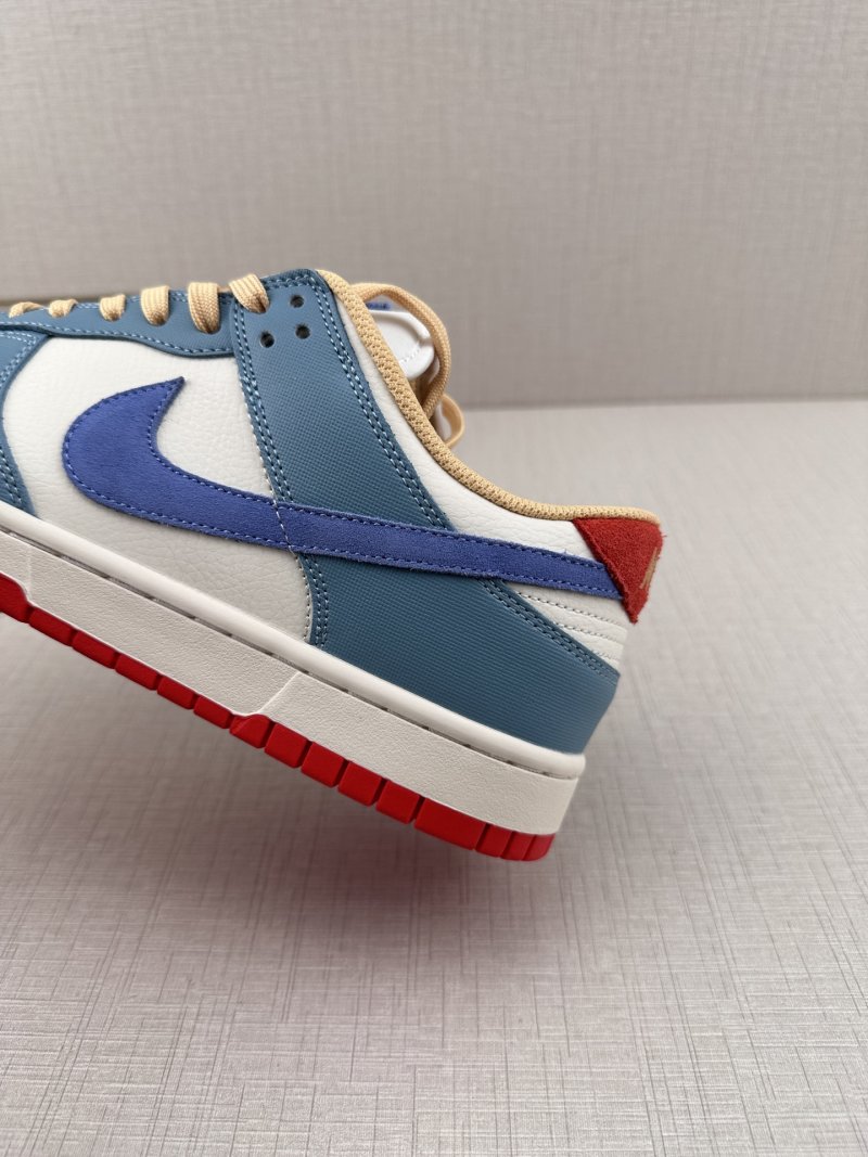 Nike SB Dunk Low view