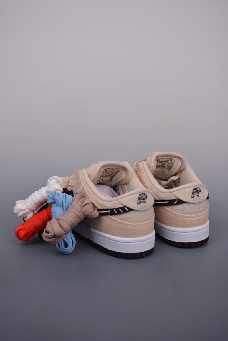 Nike SB Dunk Low view