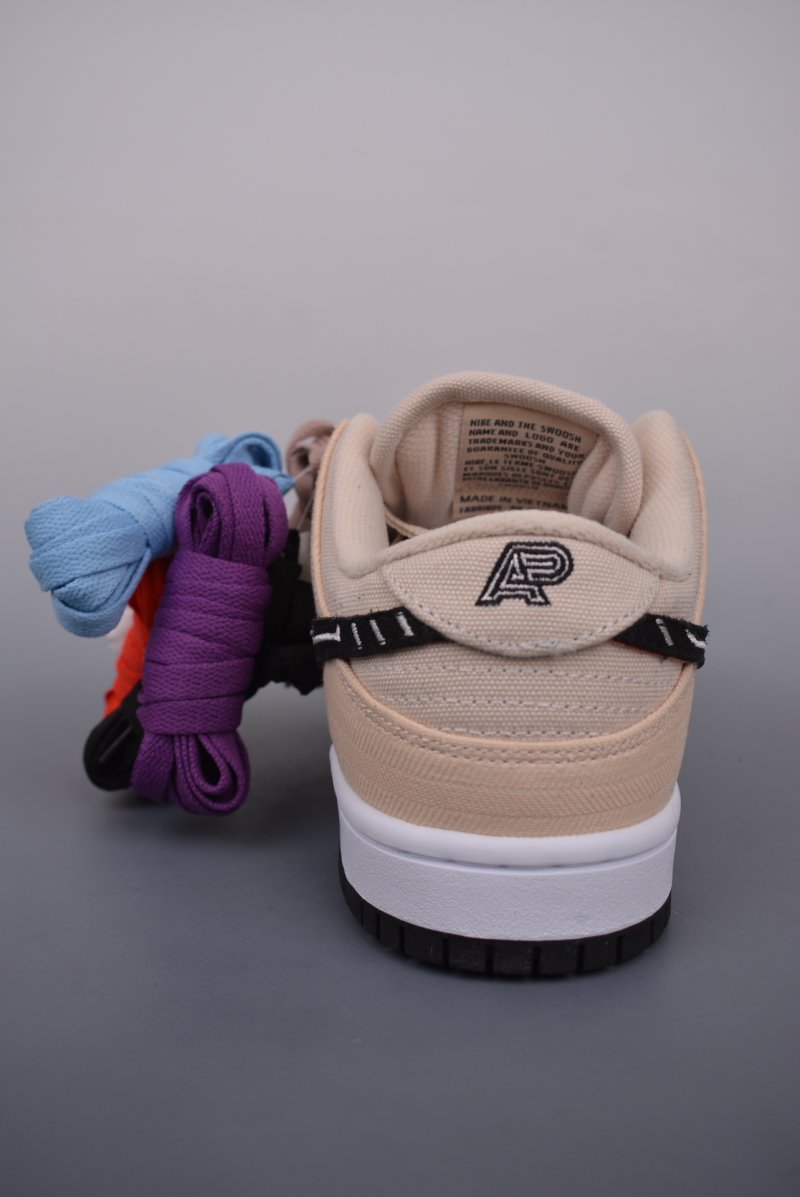 Nike SB Dunk Low view