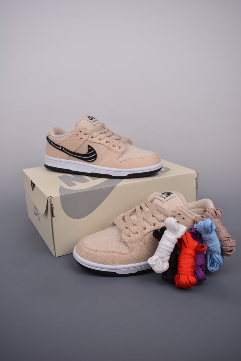 Nike SB Dunk Low view
