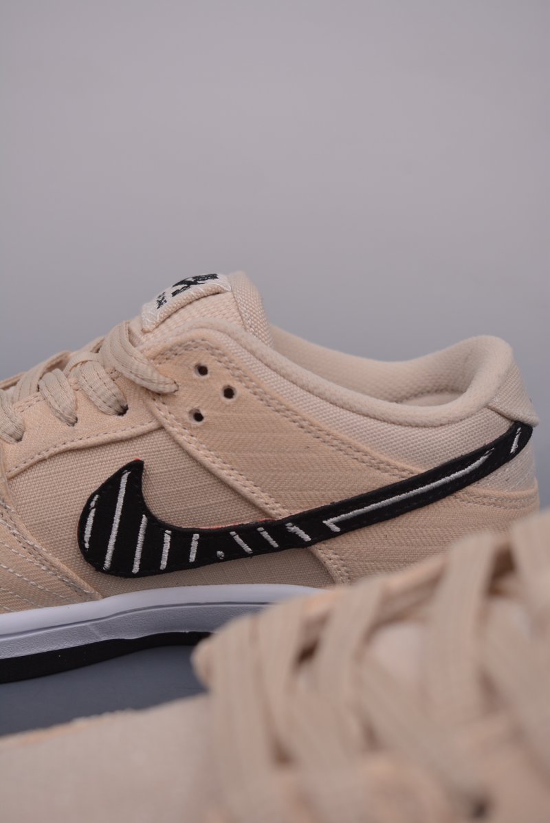Nike SB Dunk Low view