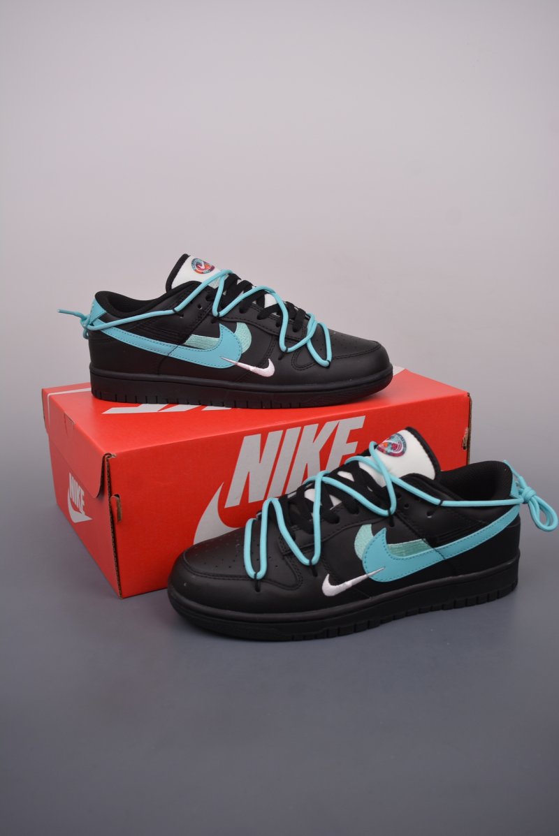Nike SB Dunk Low view