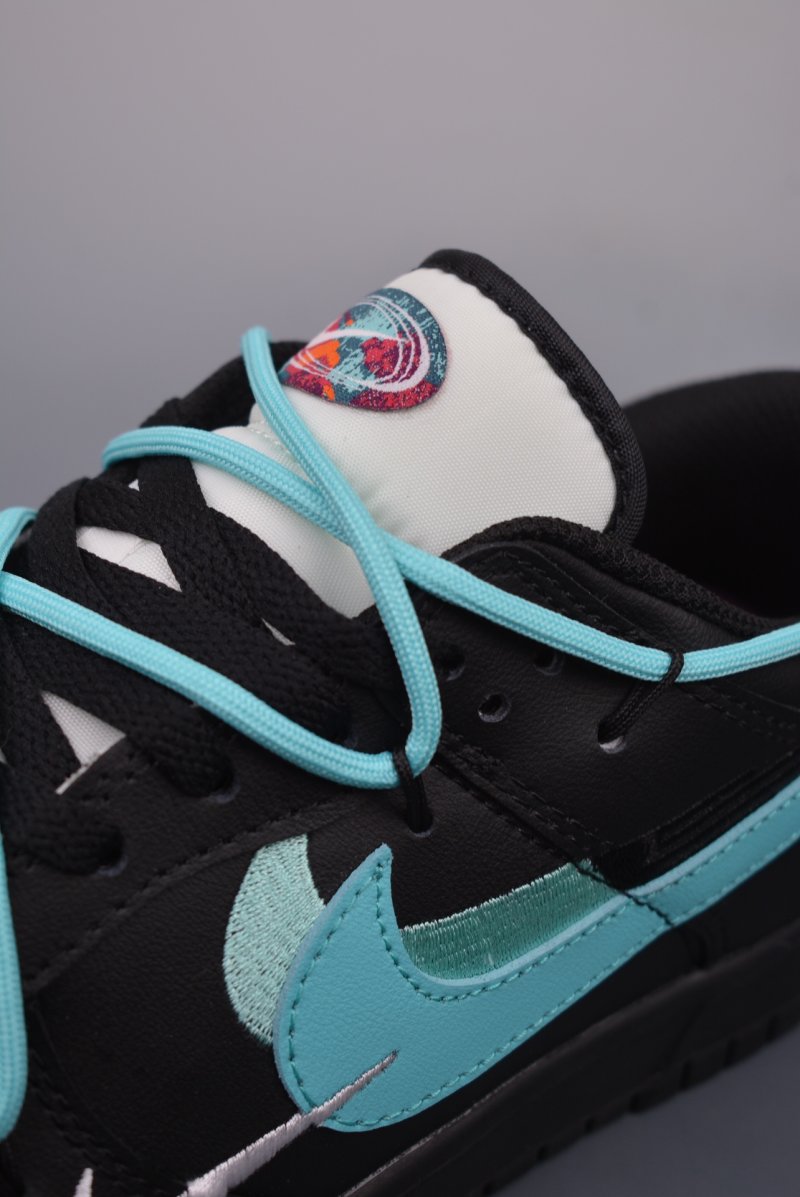 Nike SB Dunk Low view