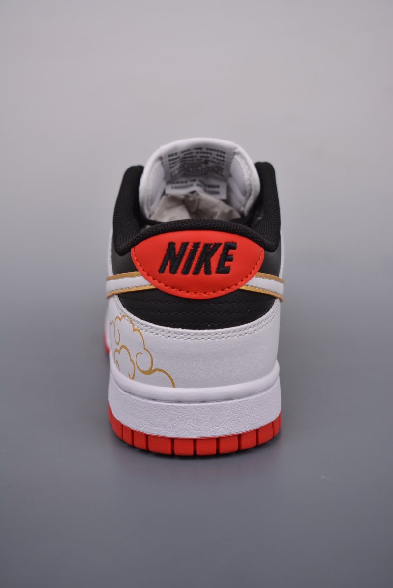 Nike SB Dunk Low view
