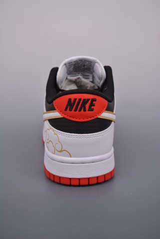 Nike SB Dunk Low view 4