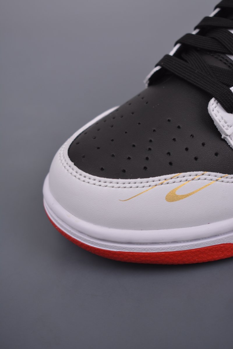 Nike SB Dunk Low view