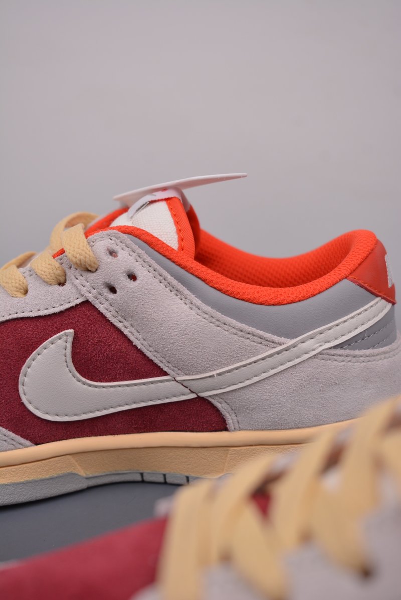 Nike SB Dunk Low view
