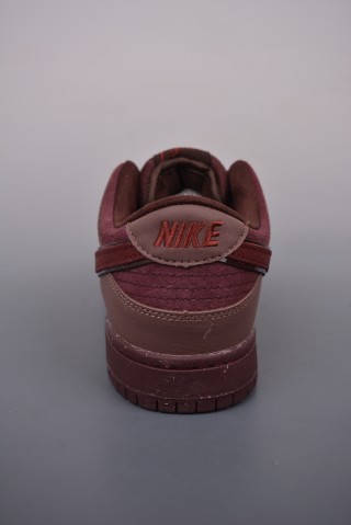 Nike SB Dunk Low view 4