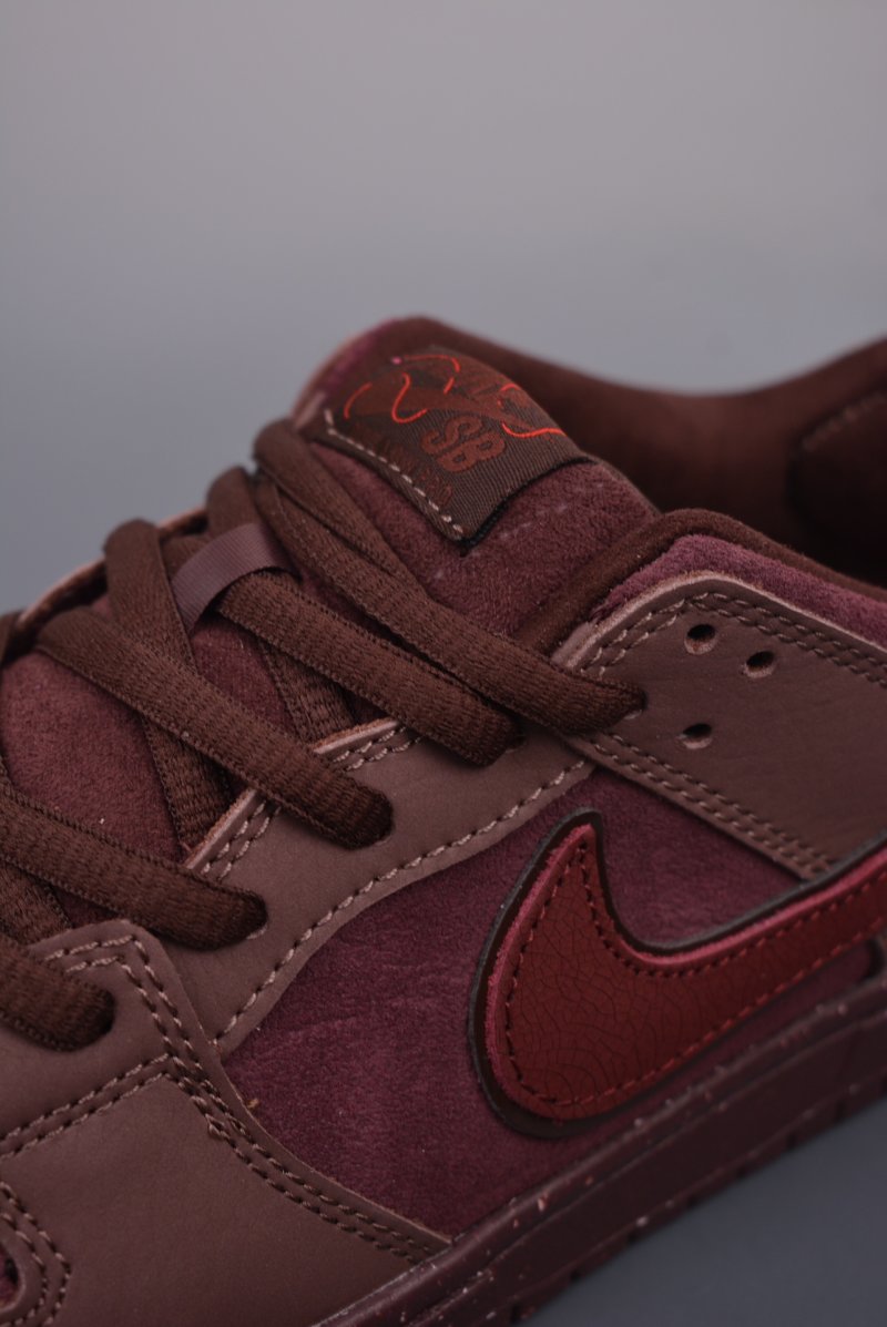 Nike SB Dunk Low view