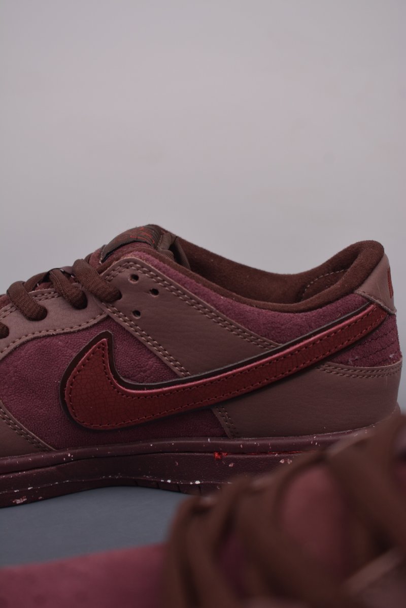 Nike SB Dunk Low view