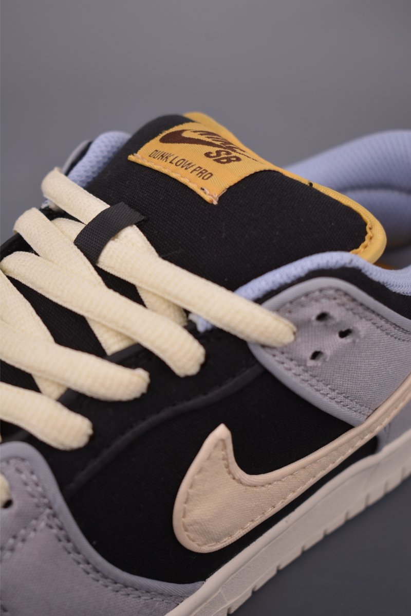 Nike SB Dunk Low view