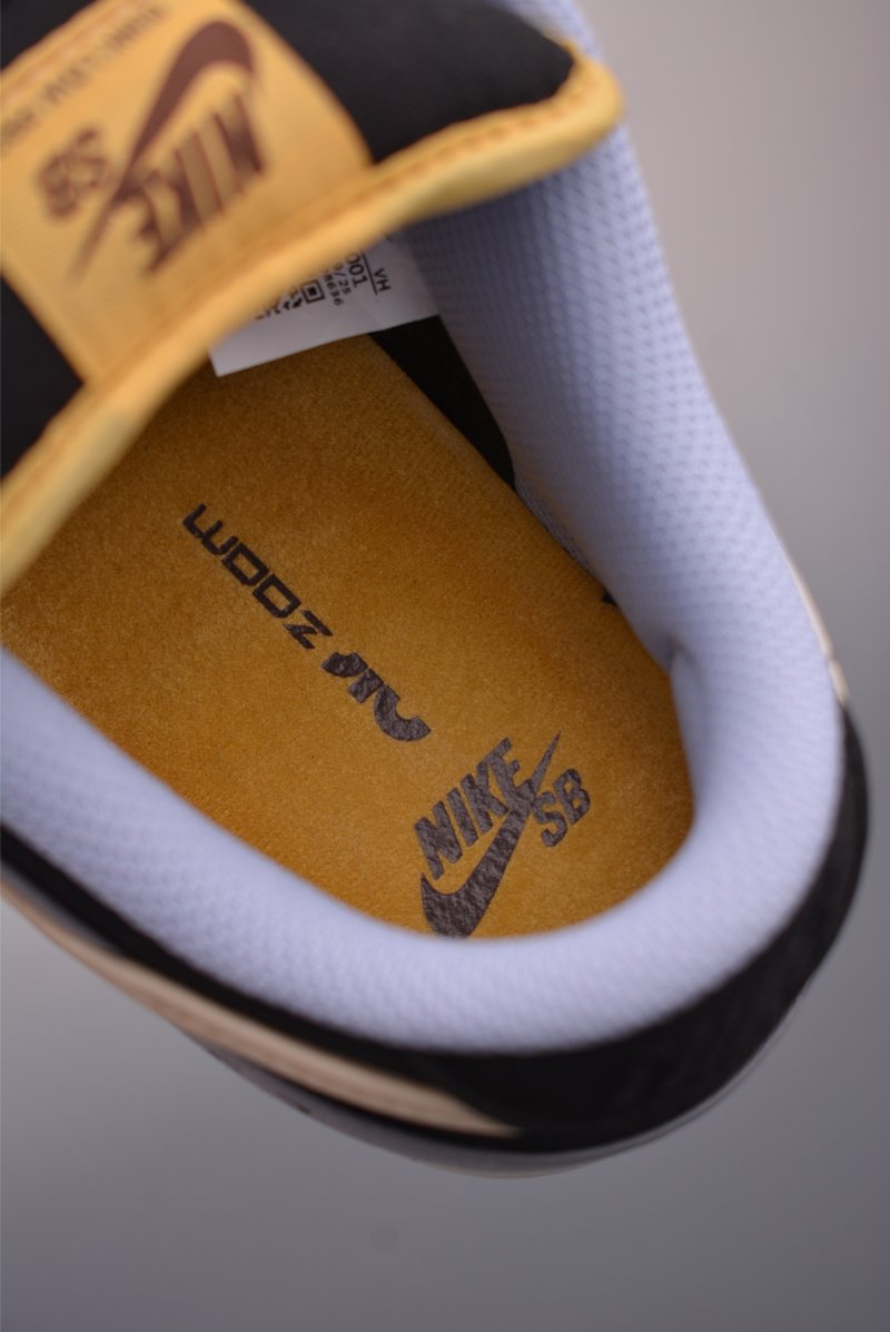 Nike SB Dunk Low view