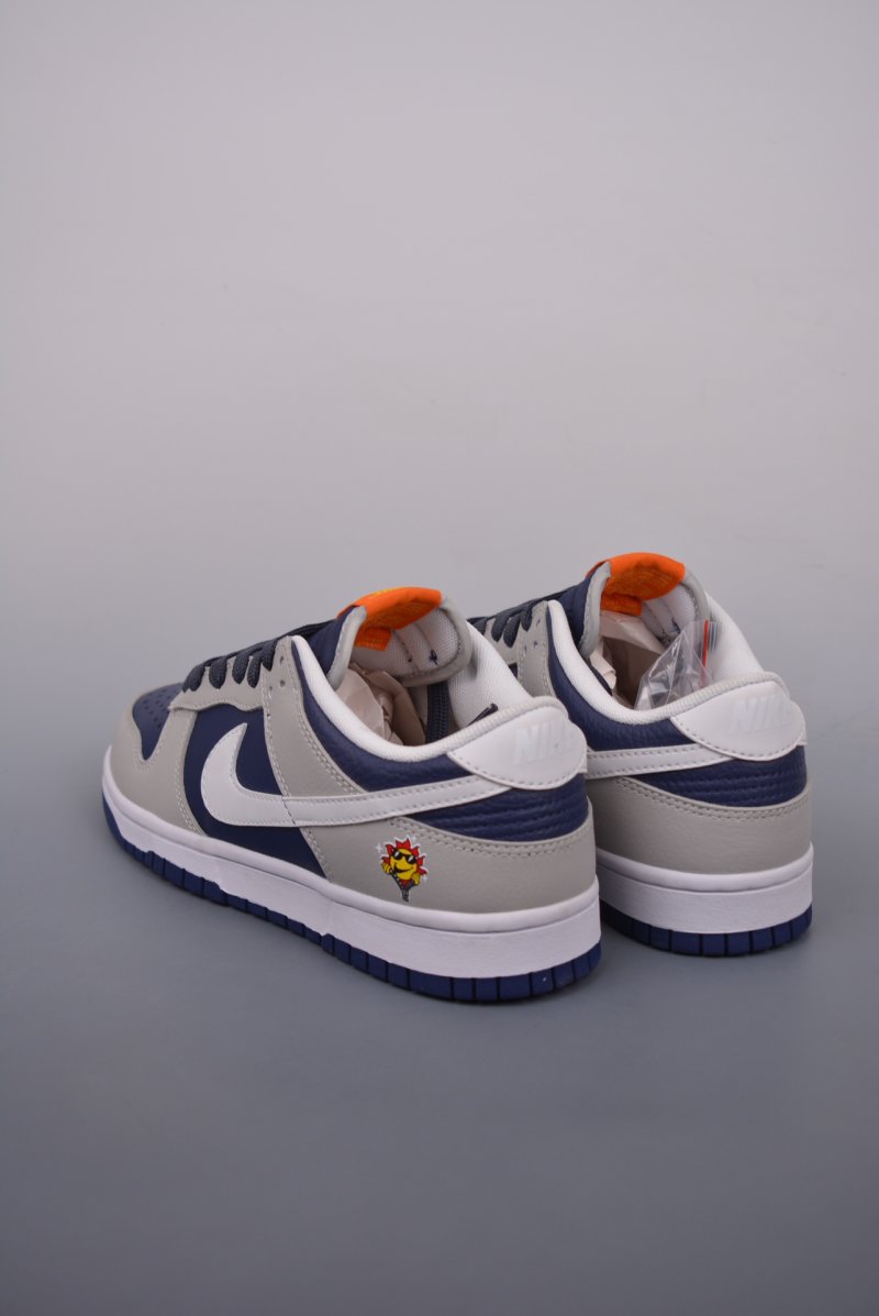 Nike SB Dunk Low view