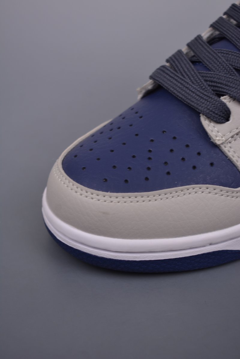 Nike SB Dunk Low view