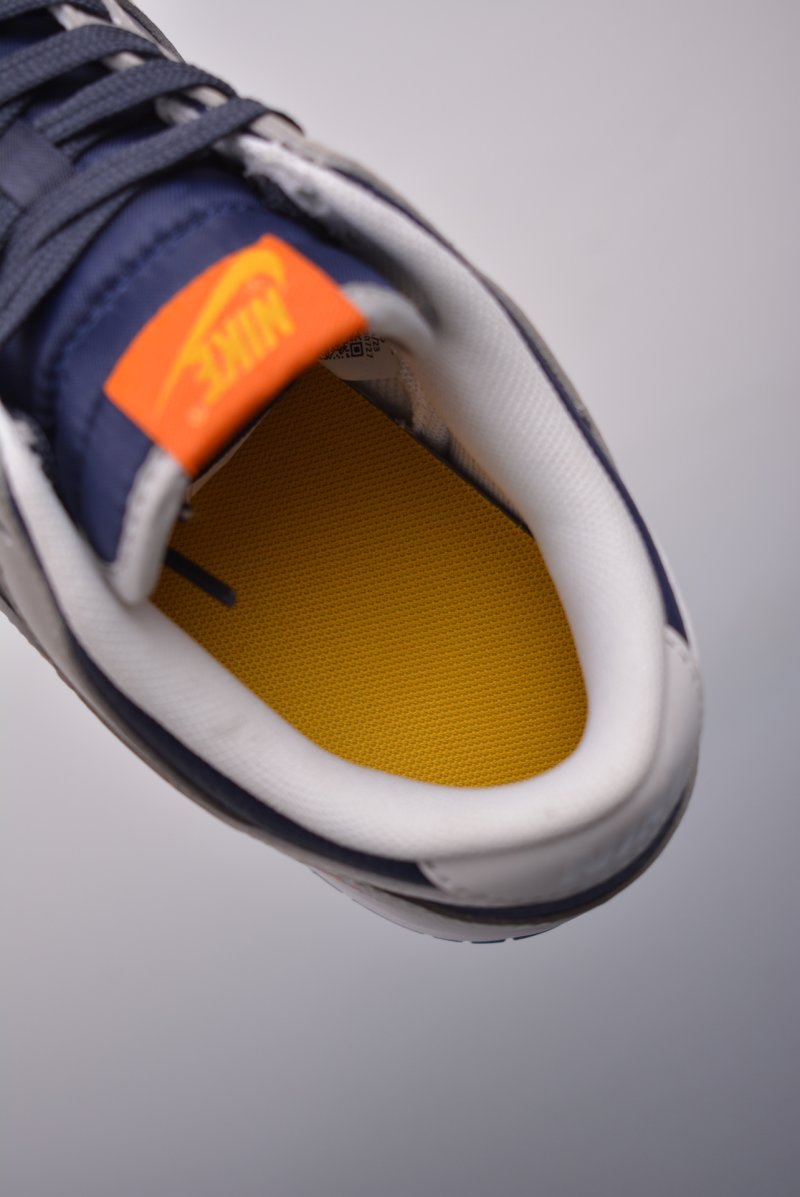 Nike SB Dunk Low view