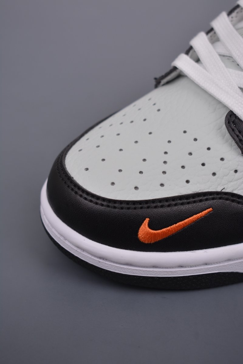 Nike SB Dunk Low view