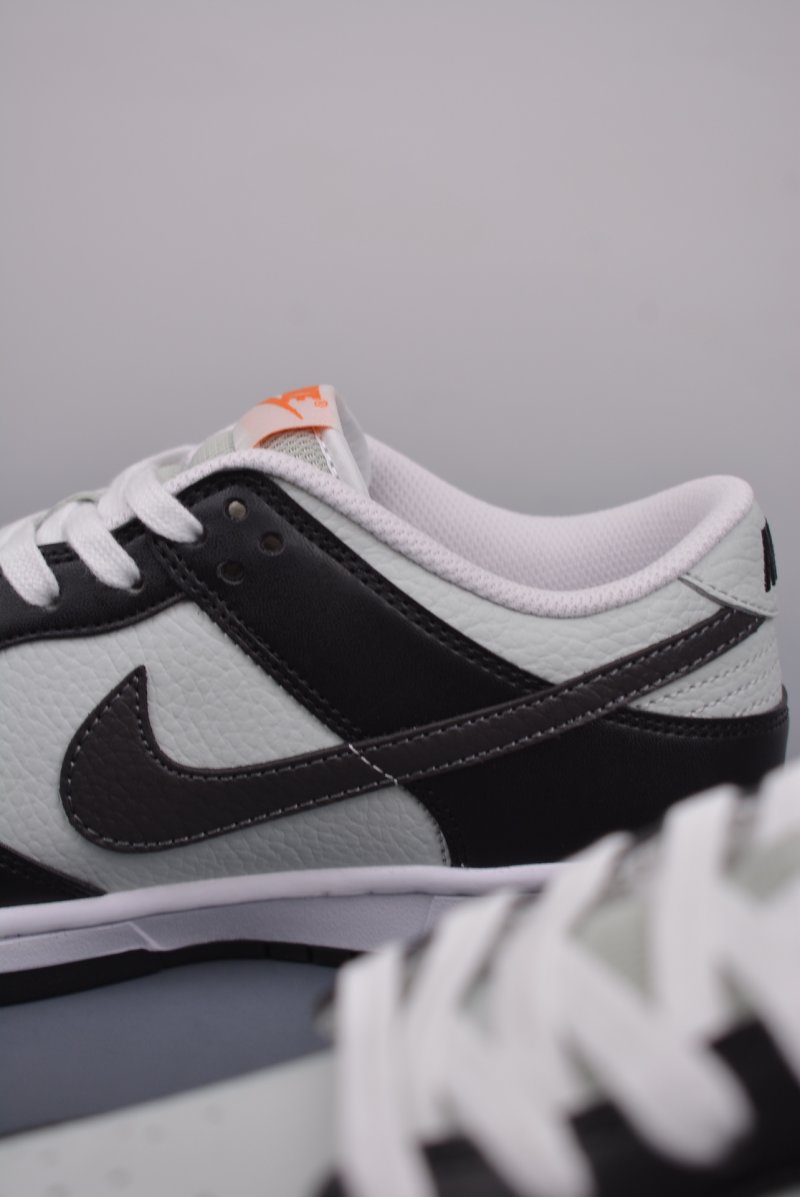 Nike SB Dunk Low view