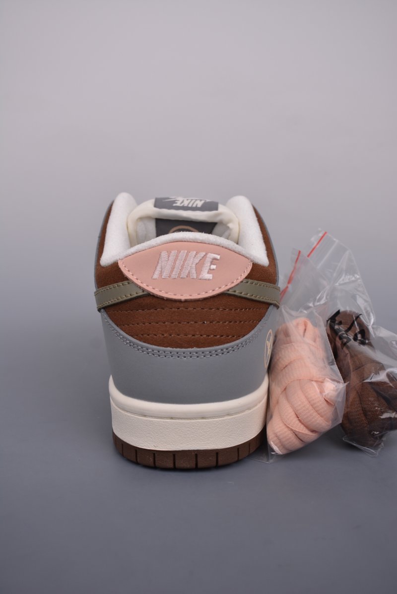 Nike SB Dunk Low view
