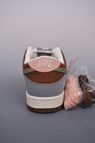 Nike SB Dunk Low view 4