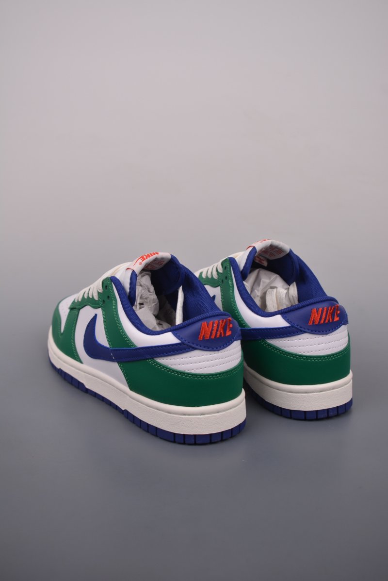 Nike SB Dunk Low view