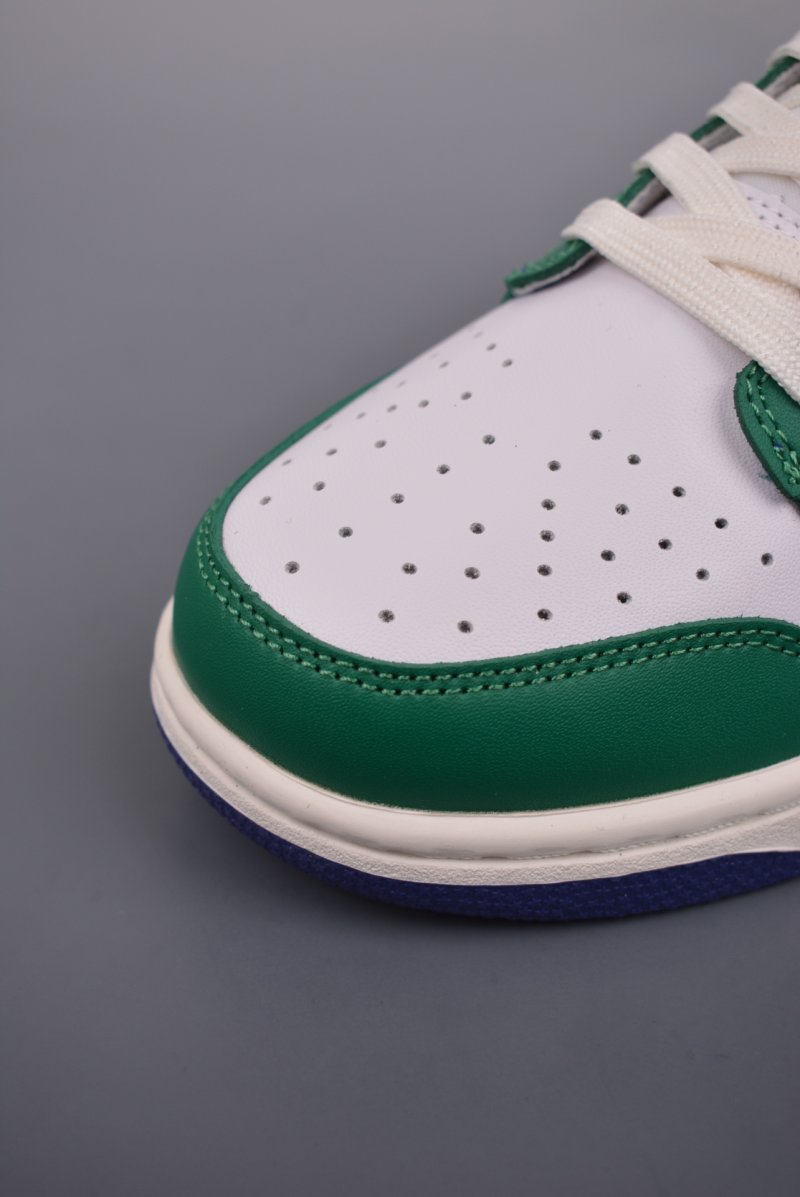 Nike SB Dunk Low view