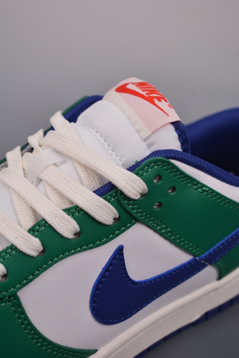 Nike SB Dunk Low view