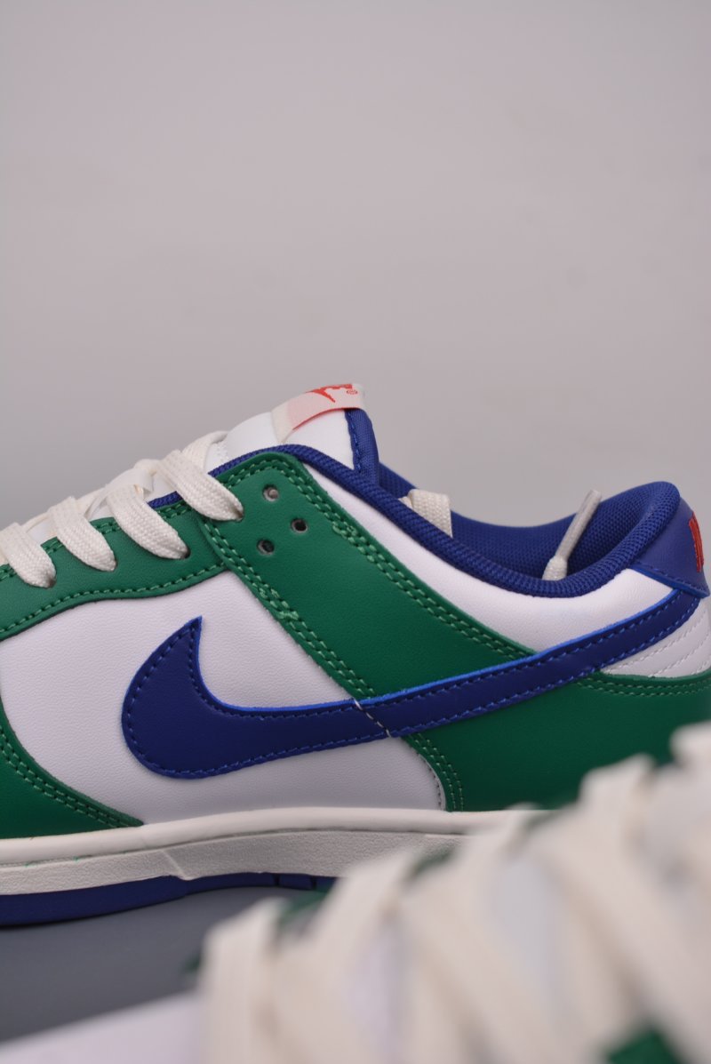 Nike SB Dunk Low view