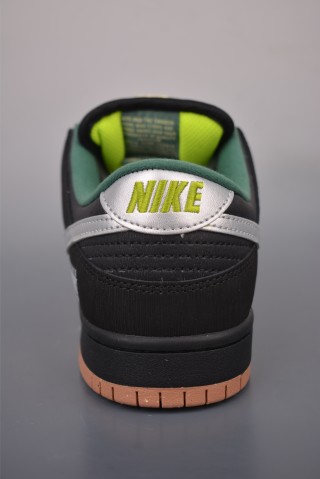 Nike SB Dunk Low view 4