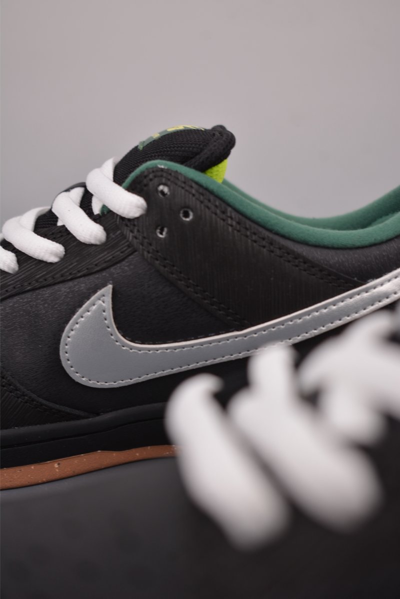 Nike SB Dunk Low view