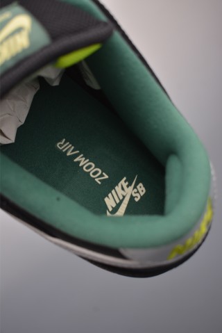 Nike SB Dunk Low view 9