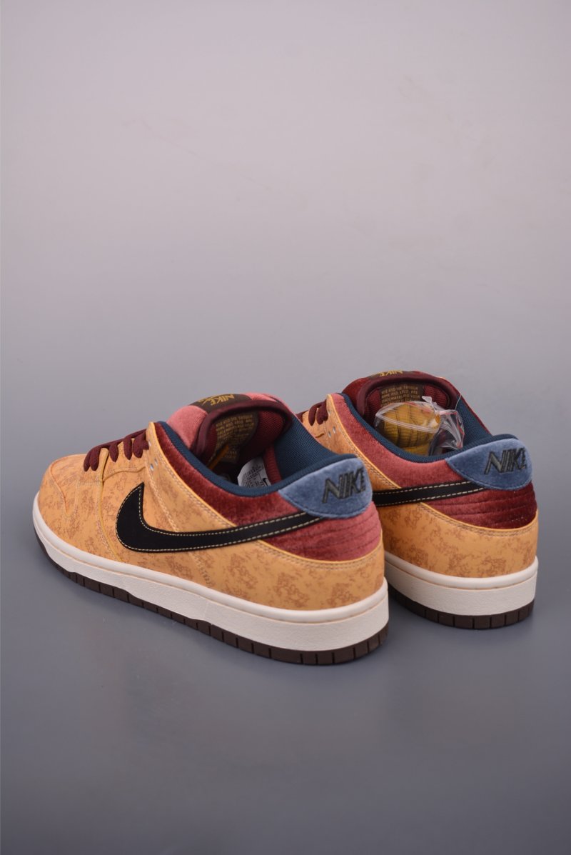 Nike SB Dunk Low view