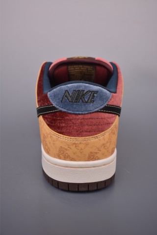 Nike SB Dunk Low view 4