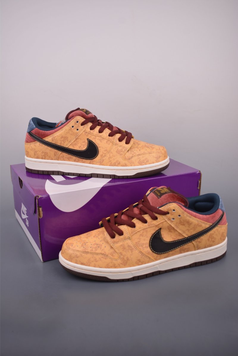 Nike SB Dunk Low view