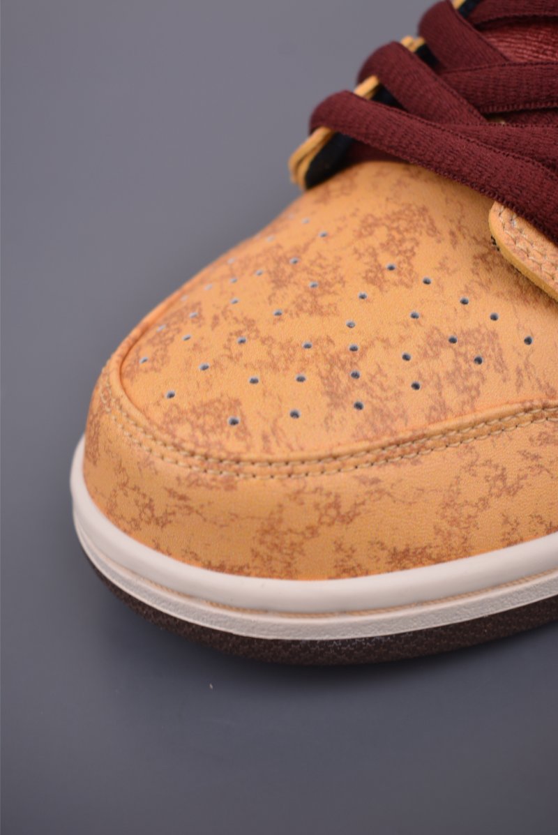 Nike SB Dunk Low view